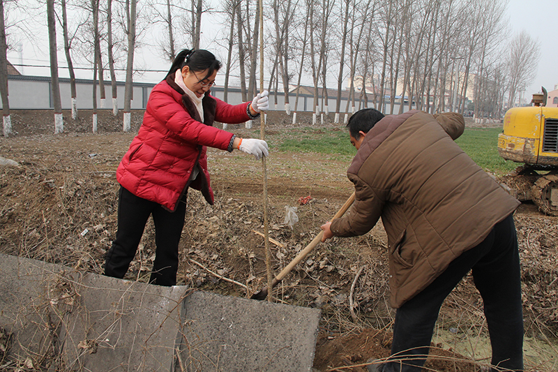 博農(nóng)集團領導、基層黨政負責人等同志積極參加植樹活動