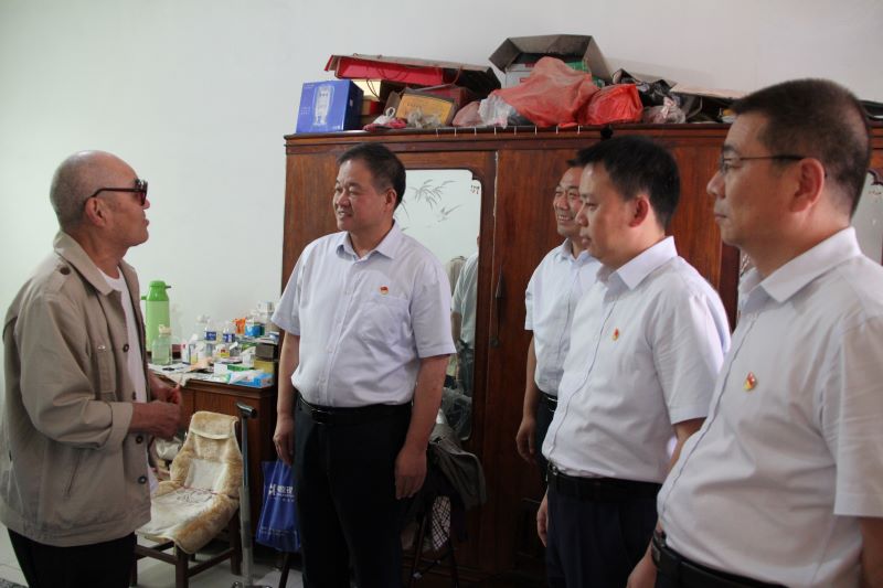 博農(nóng)集團(tuán)領(lǐng)導(dǎo)走訪慰問老黨員、困難黨員